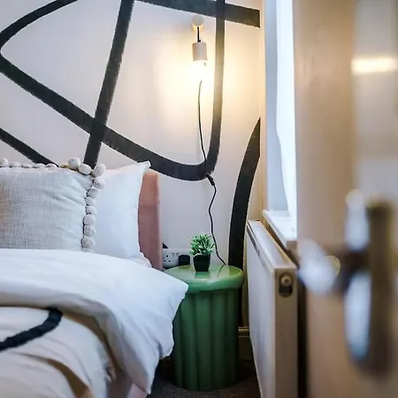 Modern 4-Bedroom In Manchester-3